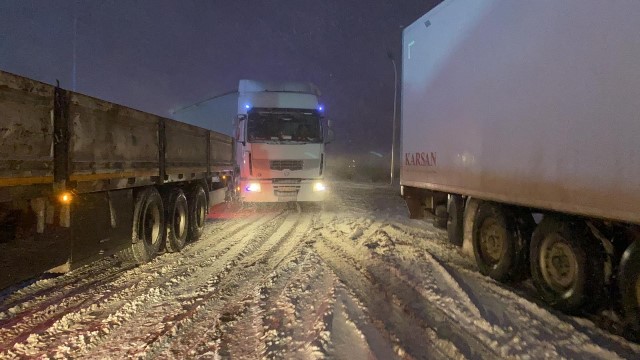 Adana-Ankara otoyolunda kar ve tipi trafiğini olumsuz etkiledi