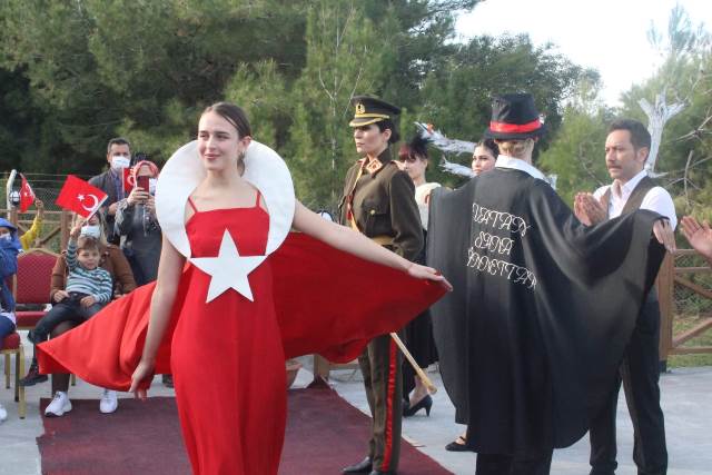 Karataş’ta Cumhuriyet Dönemi Kadın Kıyafetleri Defilesi Düzenlendi