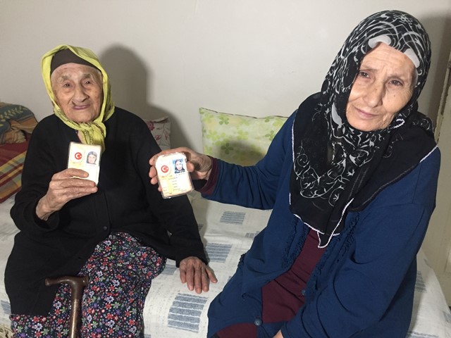 105 yaşındaki Münevver Nine 71 yaşındaki kızıyla aşı oldu