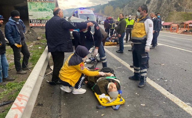 Adana’da tır otomobile çarptı: 5 yaralı