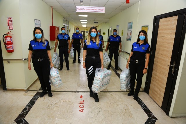 Adana’da polis bebek bezi dağıttı