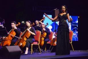 DÜNYACA ÜNLÜ VOKALİST DELLA MİLES’TEN EZANA SAYGI