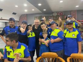 Zabıta olan down sendromlu çocuklar kebapçı denetledi