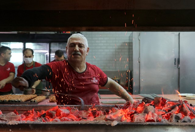Kebap ustalarının aşırı sıcakta zorlu mesaisi