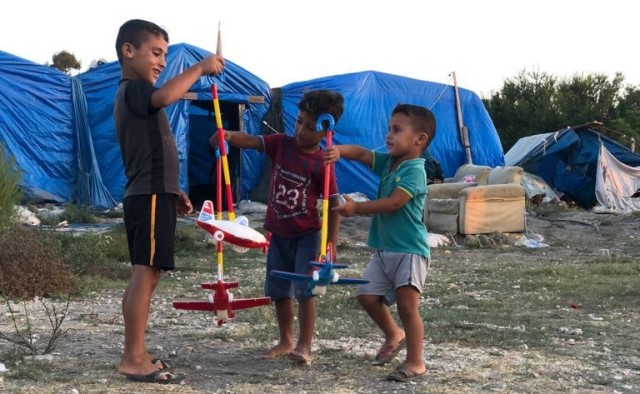 Çadırda yaşayan çocuklara hamburger ve oyuncak dağıtıldı