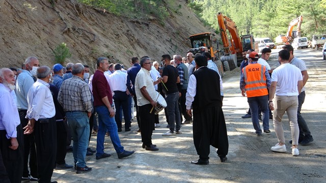 Vatandaşlar Karayolları heyetini davul zurnayla karşıladılar