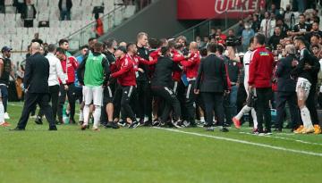 MAÇ BİTTİ SAHA KENARI KARIŞTI!