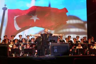 Kızılordu Korosu ve Haluk Levent Adanalılara unutulmaz bir gece yaşattı