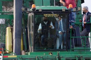 BAKAN PAKDEMİRLİ BİÇERDÖVERE BİNİP PAMUK HASAT ETTİ