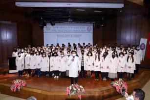 GELECEĞİN DİŞ HEKİMLERİ İÇİN BEYAZ ÖNLÜK GİYME TÖRENİ DÜZENLENDİ