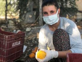 ŞİDDET HABERLERİNDEN ETKİLENDİ, KADINLARI ÜRETİME GEÇİRDİ