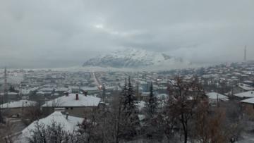 Tufanbeyli’de mevsimin ilk karı yağdı