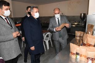 VALİ ELBAN POZANTI MEYVE-SEBZE KURUTMA MERKEZİNDE İNCELEMELERDE BULUNDU