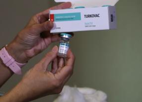 YERLİ AŞIYI YAPTIRDI, AŞISIZLARA SİTEM ETTİ