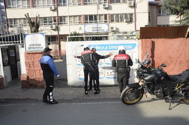 Polisten okul önlerinde sıkı önlem