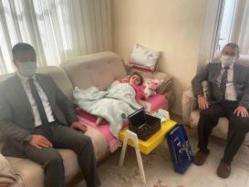 CAM KEMİK HASTASI NAZ’IN KIRILAN TABLETİNİ KAYMAKAM YENİLEDİ