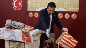 BULUT, TBMM’DE PLASTİK ÇÖPLERİ TEK TEK GÖSTERDİ