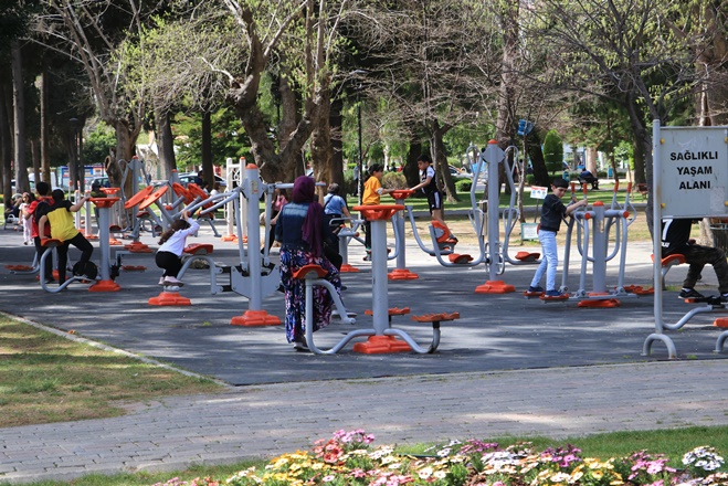 Adana’da sıcaklık 33 dereceye ulaştı, parklar doldu