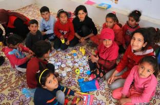 YAĞMURDA, ÇAMURDA OYUN OYNAYAN ÇOCUKLARA ‘OYUN ÇADIRI’