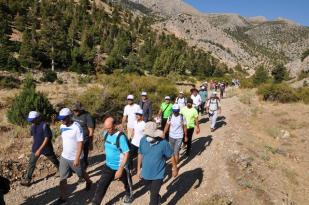 EĞİTİMCİLER DEMİRKAZIK ETEKLERİNDE SAĞLIKLI YAŞAM YÜRÜYÜŞÜ YAPTI