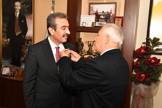 Başkan Soner Çetin’e “Adaletin Kılıcı” madalyası