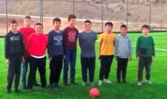 ÇOCUKLAR, HALI SAHAYA KİRLENMESİN DİYE AYAKKABISIZ GİRDİ