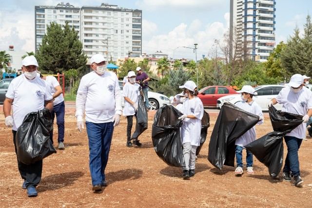 BAŞKAN AKAY ÖĞRENCİLERLE ÇÖP TOPLADI