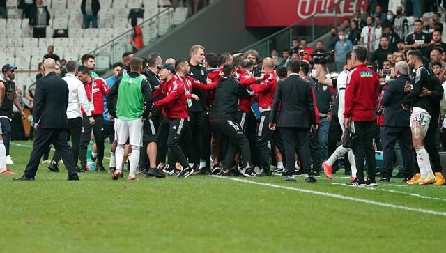 MAÇ BİTTİ SAHA KENARI KARIŞTI!