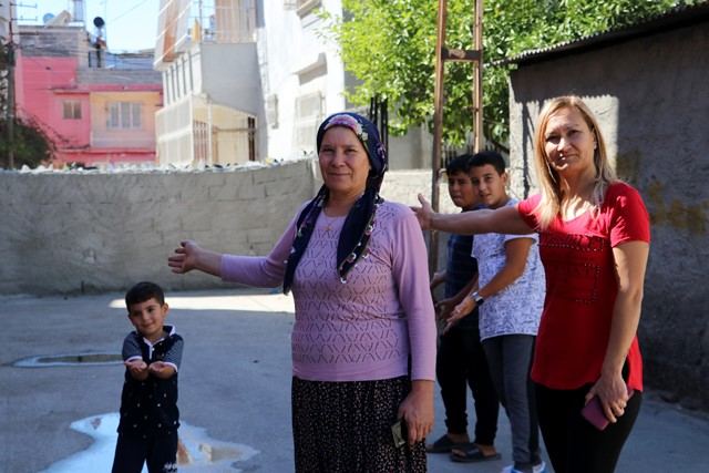Tapulu arazim diyerek sokağı duvar örerek kapattı