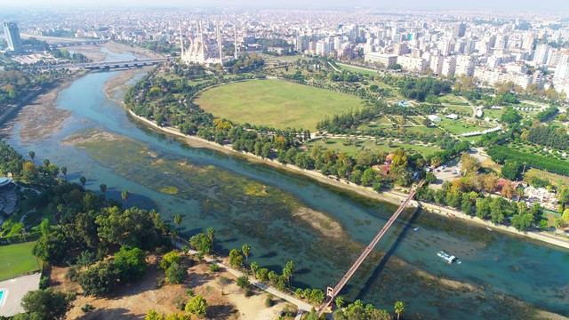 SEYHAN NEHRİ'Nİ İSTİLA EDEN YOSUNLAR TEMİZLENİYOR