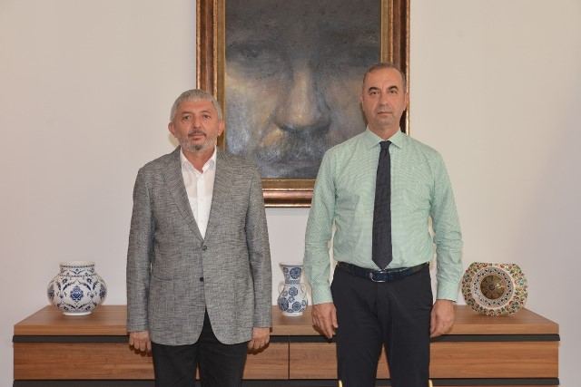 Rektör Tümay'a “Adana'nın Kurtuluşu’nun 100. Yıl Etkinlikleri" kataloğu takdim edildi