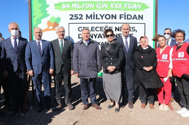 ADANA’DA BİNLERCE FİDAN TOPRAKLA BULUŞTU