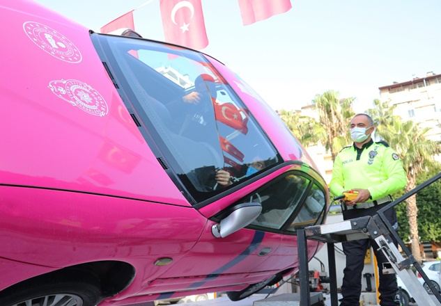 ADANA’DA EMNİYET KEMERİ TAKMAYANLARA CEZA YERİNE SİMÜLASYON