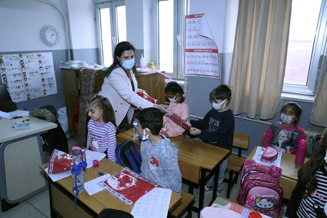 REKTÖR TUNCEL’DEN ÖĞRENCİLERE ATATÜRK BASKILI TİŞÖRT