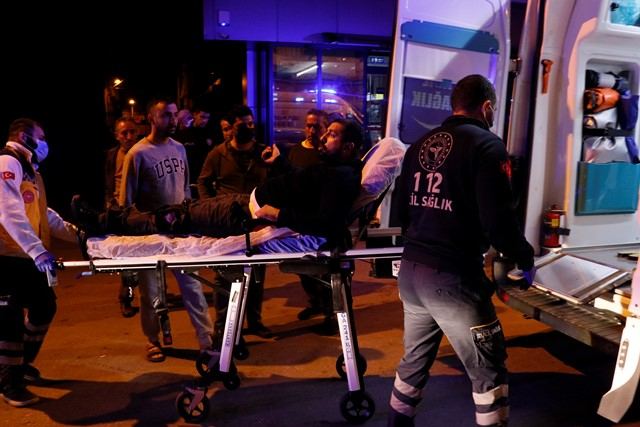 Mahalleli ve uyuşturucu satıcıları arasında kavga: 3 yaralı