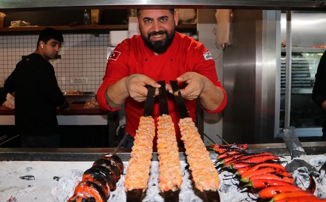 BULAŞIKÇILIKTAN BAŞLADI, ŞİMDİ 2 RESTORAN, 1 FUTBOL KULÜBÜ İŞLETİYOR