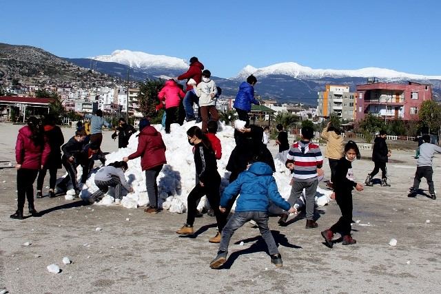 Adana'da öğrencilerin kar sevinci