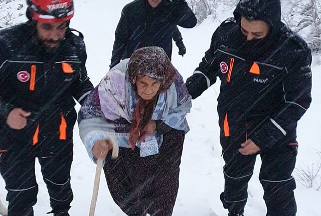 EVİNDE MAHSUR KALAN YAŞLI KADINI YAKUT KURTARDI