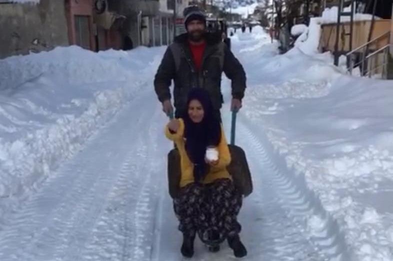 Karlı yollarda el arabalı eğlence