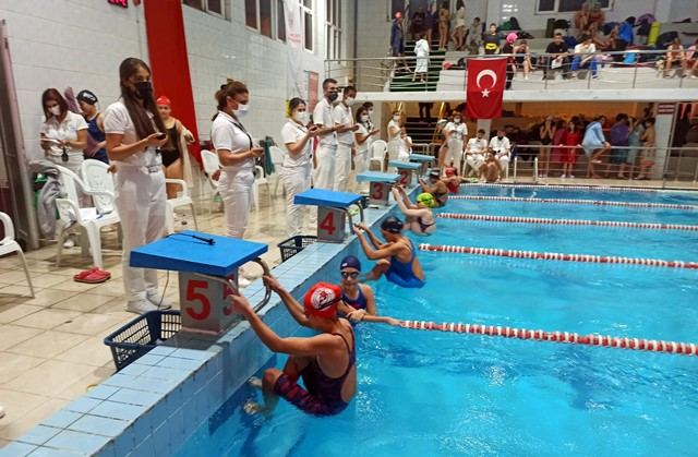 ADANA'DA YÜZME MİLLİ TAKIM SEÇME YARIŞLARI TAMAMLANDI