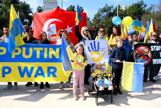 ADANA’DAKİ UKRAYNALILAR RUSYA’YI PROTESTO ETTİ