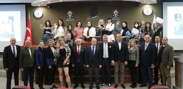 KORTEJ KOSTÜM YARIŞMASI'NIN KAZANANLARINA ÖDÜLLERİ VERİLDİ