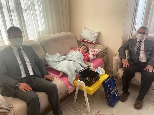 CAM KEMİK HASTASI NAZ'IN KIRILAN TABLETİNİ KAYMAKAM YENİLEDİ