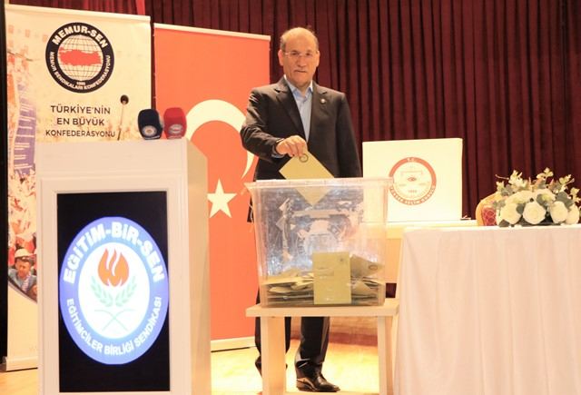 EĞİTİM-BİR-SEN’DE SEZER YENİDEN BAŞKAN