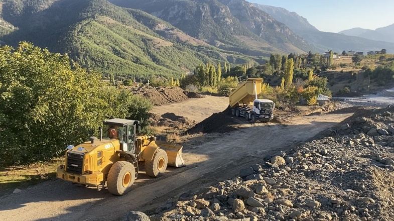 ÇÖKEN POZANTI-ÇAMARDI KARAYOLU YENİDEN YAPILIYOR