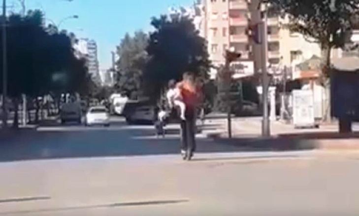 ÖLÜMLERE NEDEN OLAN SCOOTERDA BEBEĞİNİ TAŞIDI
