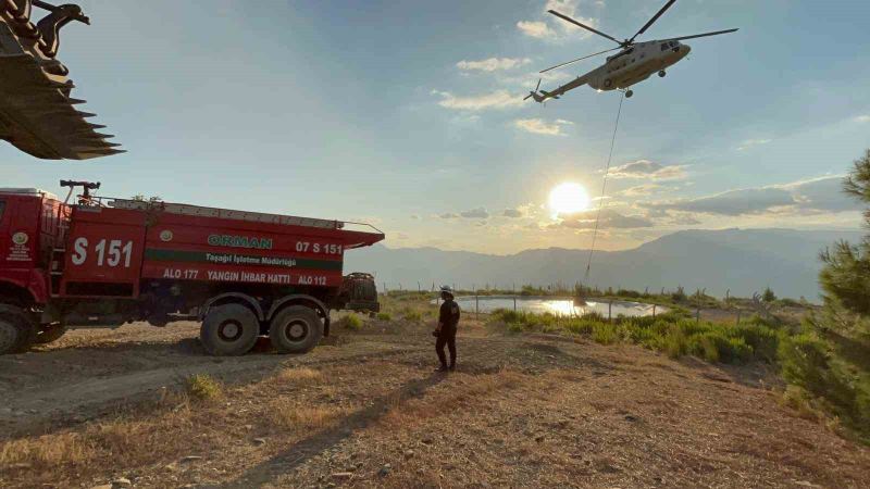 ANTALYA'NIN MANAVGAT İLÇESİNDE SARP VE DAĞLIK ARAZİDE ÇIKAN ORMAN YANGINININ ENERJİSİ HAVADAN VE KARADAN DEVAM EDEN MÜDAHALE SONUCU DÜŞÜRÜLDÜ.