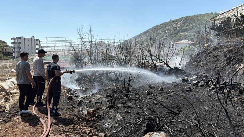 ANTALYA’NIN GAZİPAŞA İLÇESİNDE SERALARIN ARASINDA ÇIKAN YANGIN MANAVGAT YANGININDAN YAKIT İKMALİ İÇİN GAZİPAŞA HAVALİMANI’NA GİDEN BİR YANGIN SÖNDÜRME HELİKOPTERİ PİLOTUNUN DİKKATİ SAYESİNDE BÜYÜMEDEN SÖNDÜRÜLDÜ.