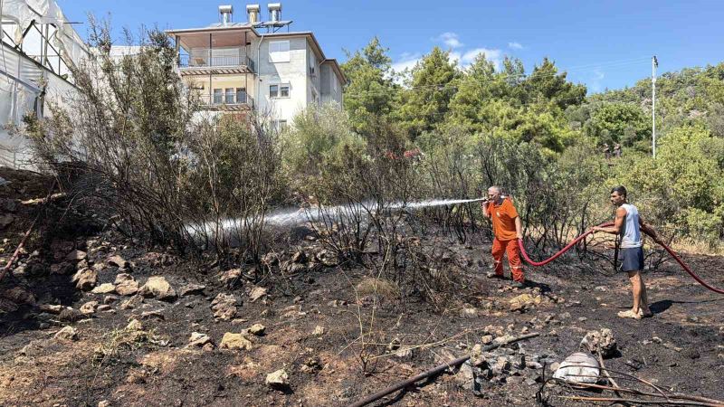 ANTALYA’NIN GAZİPAŞA İLÇESİNDE SERALARIN ARASINDA ÇIKAN YANGIN MANAVGAT YANGININDAN YAKIT İKMALİ İÇİN GAZİPAŞA HAVALİMANI’NA GİDEN BİR YANGIN SÖNDÜRME HELİKOPTERİ PİLOTUNUN DİKKATİ SAYESİNDE BÜYÜMEDEN SÖNDÜRÜLDÜ.