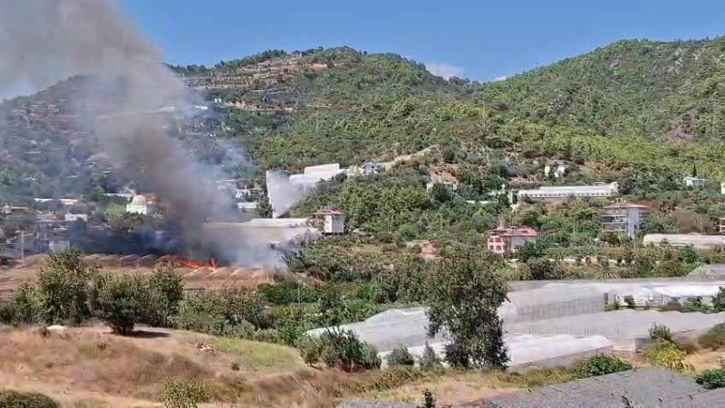 ANTALYA’NIN GAZİPAŞA İLÇESİNDE SERALARIN ARASINDA ÇIKAN YANGIN MANAVGAT YANGININDAN YAKIT İKMALİ İÇİN GAZİPAŞA HAVALİMANI’NA GİDEN BİR YANGIN SÖNDÜRME HELİKOPTERİ PİLOTUNUN DİKKATİ SAYESİNDE BÜYÜMEDEN SÖNDÜRÜLDÜ.
